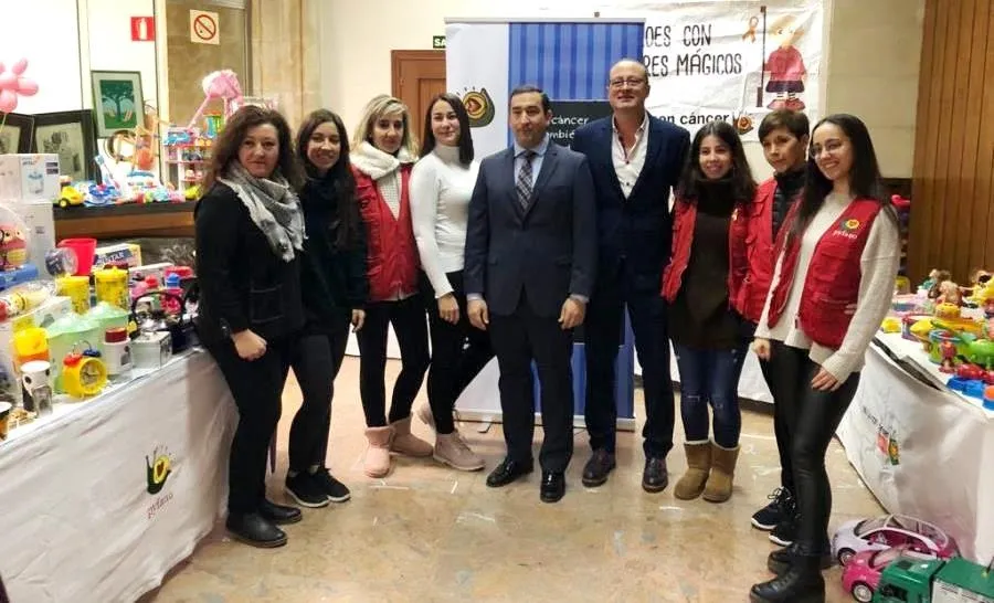 Voluntarias de Pyfano junto al delegado de la Junta, Eloy Ruiz, en la inauguración de este mercadillo
