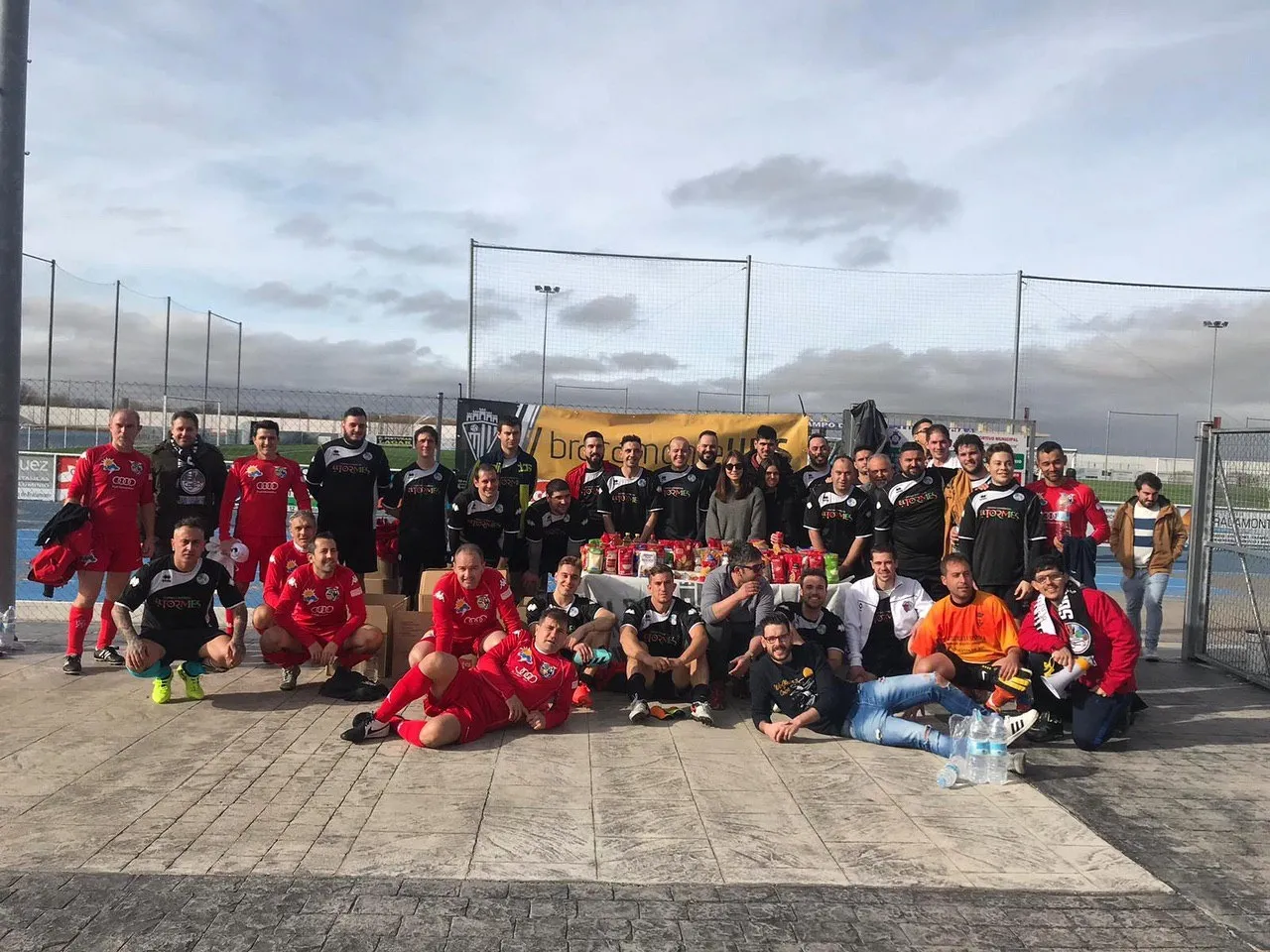 Foto de familia tras el partido del año pasado