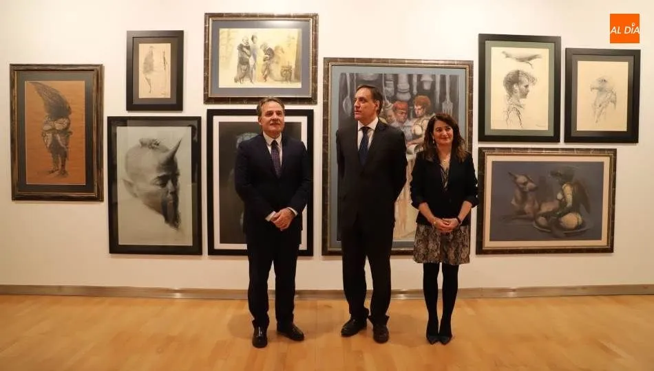 El embajador de Cuba en España, Gustavo Machín, en el Da2, junto al alcalde de Salamanca, Carlos García Carbayo, y la concejal de Cultura, María Victoria Bermejo. Foto de Lydia González