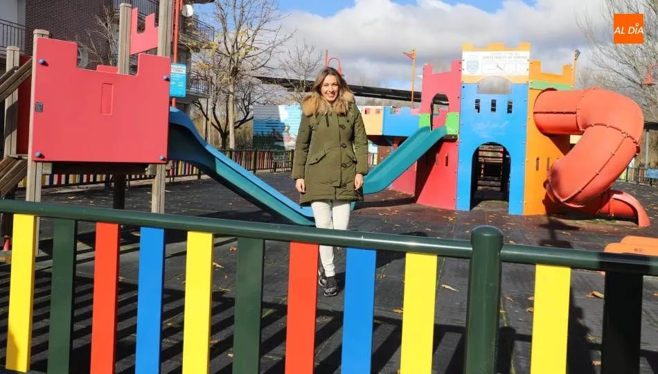 La concejala de Fomento, Marta Labradar, ha presentado el nuevo vallado del parque infantil de la plaza del Ángel. Foto: Lydia González