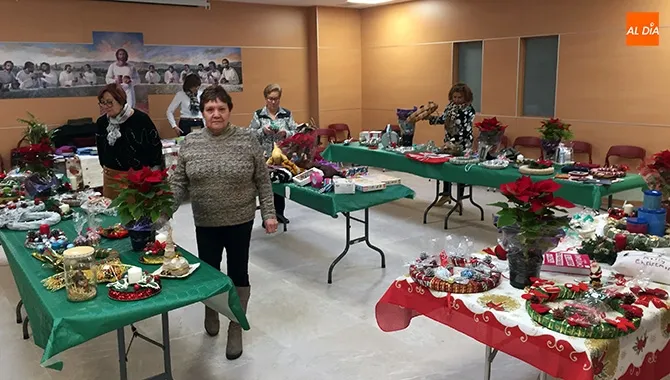 El rastrillo solidario del grupo de costura puede visitarse en el salón principal del Centro Parroquial