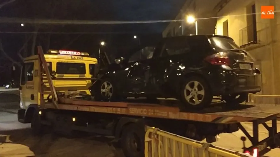 Una grúa retira el vehiculo que ha colisionado con un camión junto al Puente Romano. Foto: Lydia González