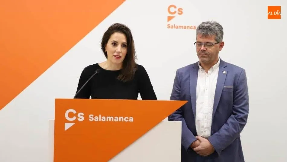 La procuradora de Ciudadanos por Salamanca, María Montero, y el diputado provincial de Cs en Salamanca, Manuel Hernández, en esta rueda de prensa. Foto de Lydia González