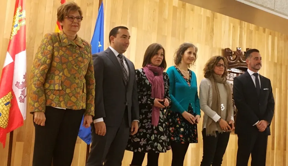 Algunos de los homenajeados junto al delegado de la Junta, Eloy Ruiz