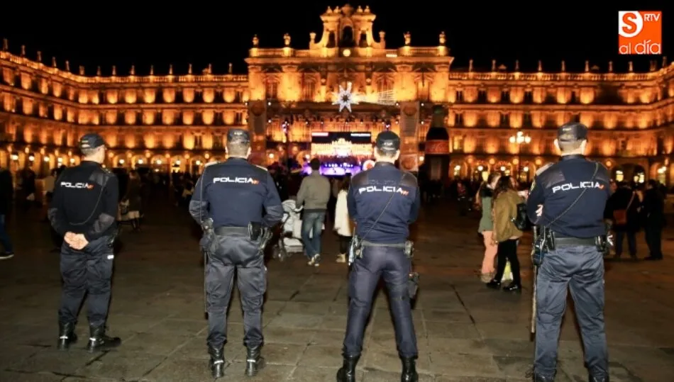 Agentes policiales en una intervención anterior en la Plaza Mayor. Foto de archivo