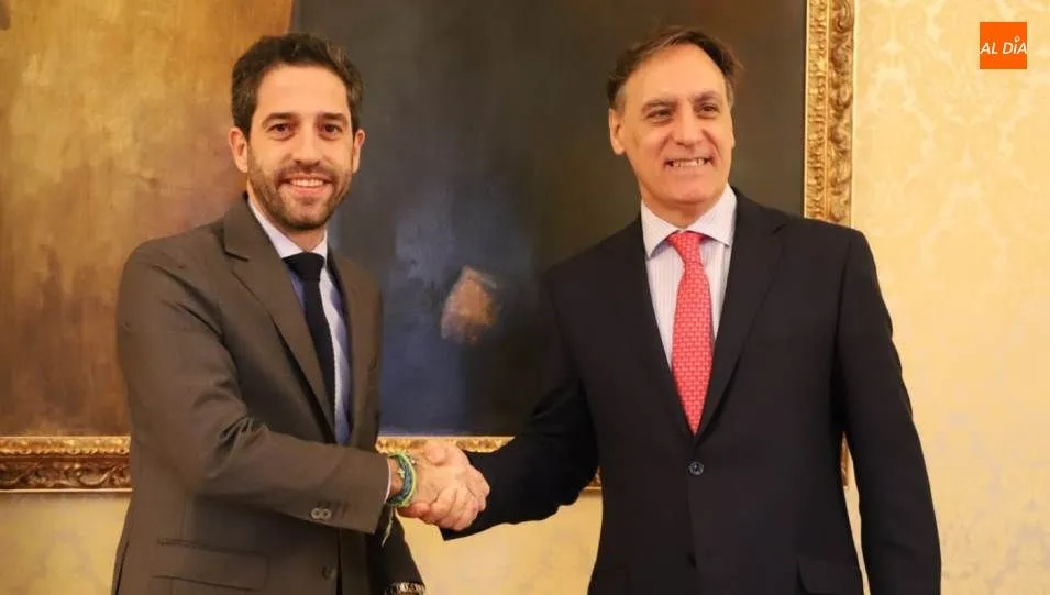 El alcalde de la ciudad, Carlos García Carbayo, y el presidente de Iberaval Sociedad de Garantía Recíproca, César Pontvianne, en la firma de este convenio. Foto de Lydia González