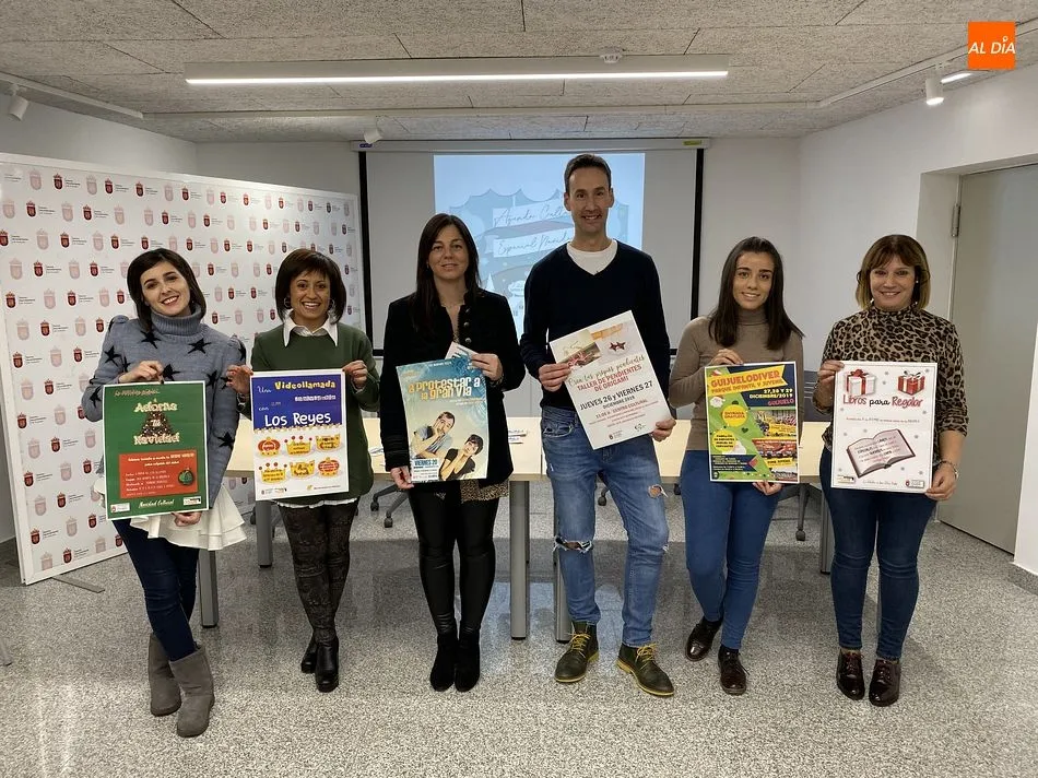 El personal municipal y la concejala de Cultura, María Jesús Moro, presentaron las actividades de diciembre