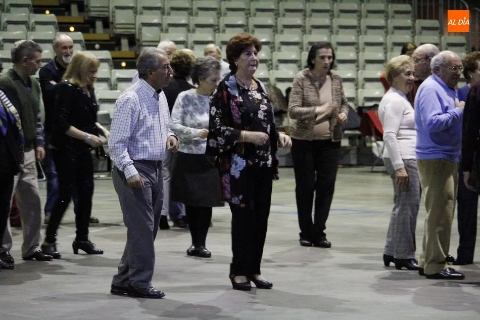 El Multiusos no falla a su cita con el tradicional Baile de Navidad 