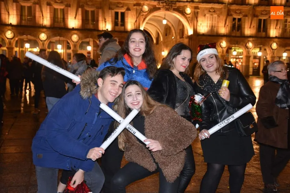Un grupo de jóvenes, en la Plaza / Lydia González