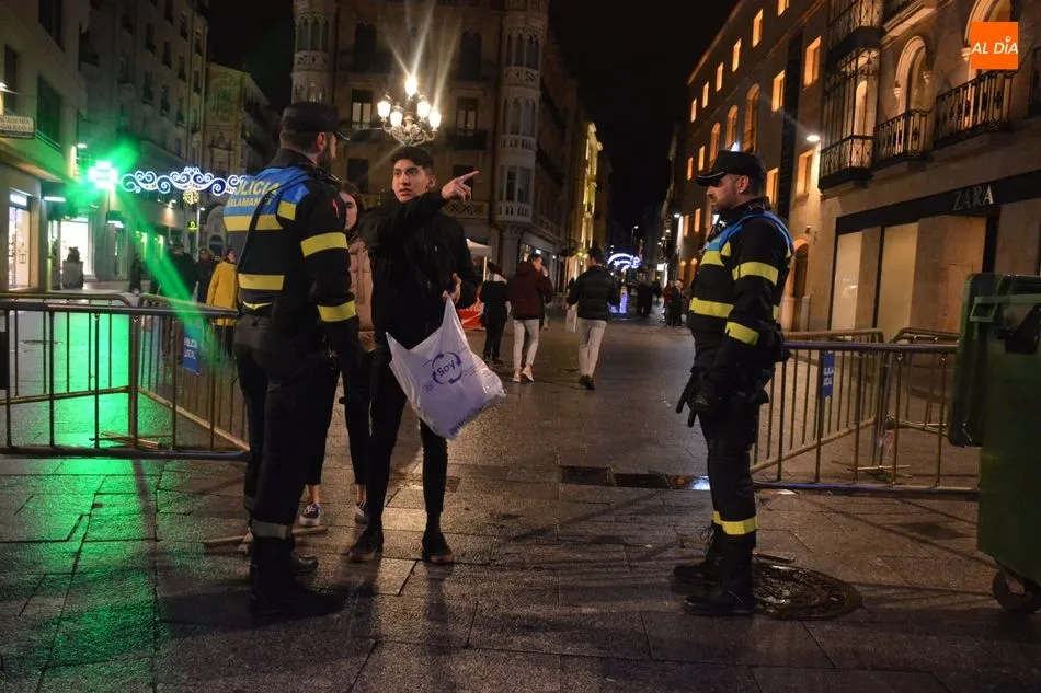 La Policía revisa las pertenencias de un joven / Lydia González