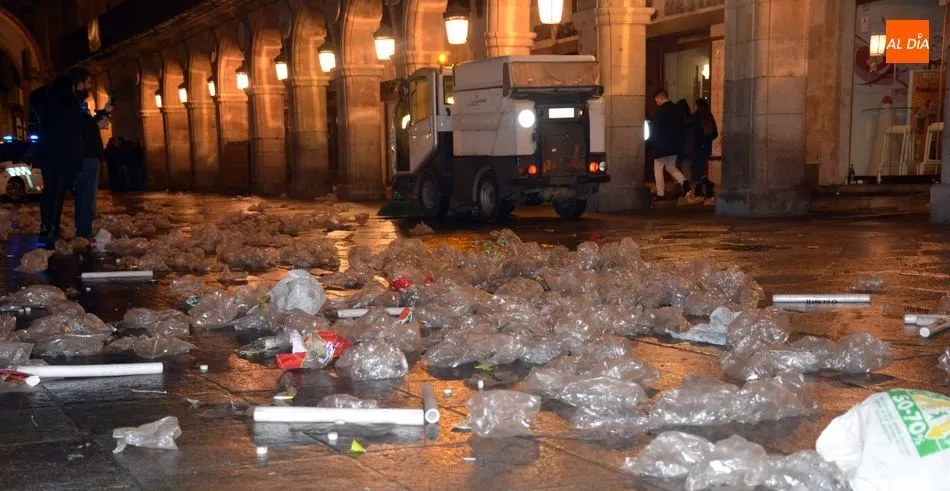La otra cara de la fiesta: kilos de basura en la Plaza Mayor 