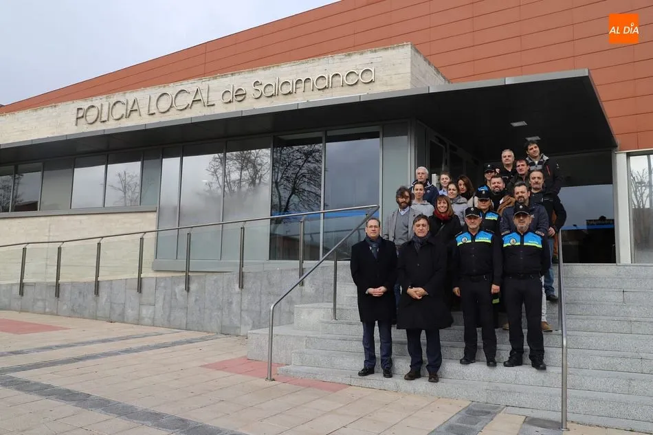 Carlos García Carbayo, alcalde de Salamanca, junto a los miembros de la Unidad de Mujeres, Menores y Mayores de la Policía Local de Salamanca