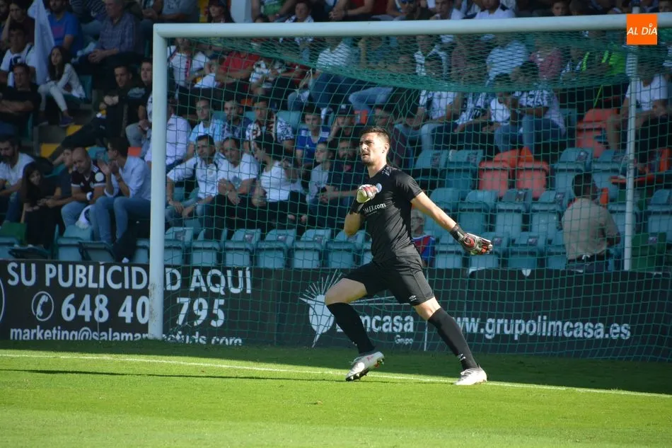 Sotres, que vuelve de sanción, en un partido en casa