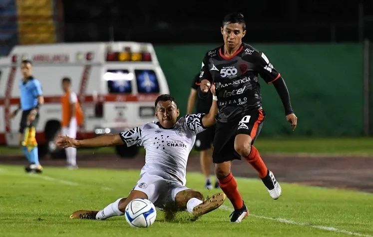 Una acción del último duelo de la fase de grupos