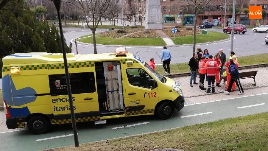 Ambulancia y efectivos sanitarios que acudieron a la avenida de Salamanca