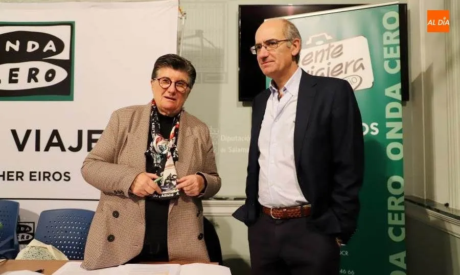 Esther Eiros, directora de Gente Viajera en Onda Cero, junto al presidente de la Diputación, Javier Iglesias. Foto de Lydia González