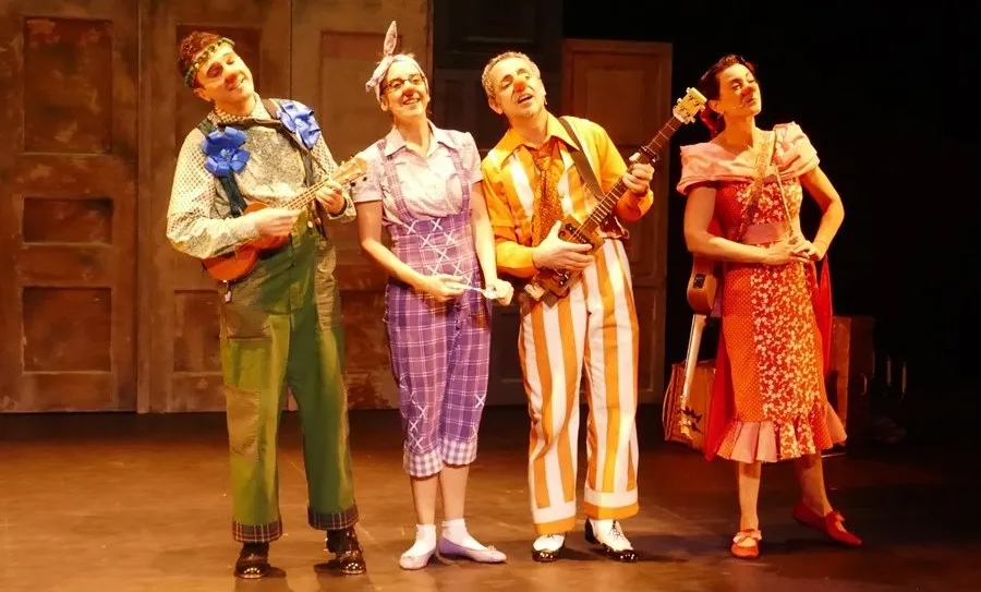 En esta Cenicienta, una troupe de clowns musicales irrumpen en el escenario e interpretan el cuento como el gran espectáculo que a ellos les parece que es