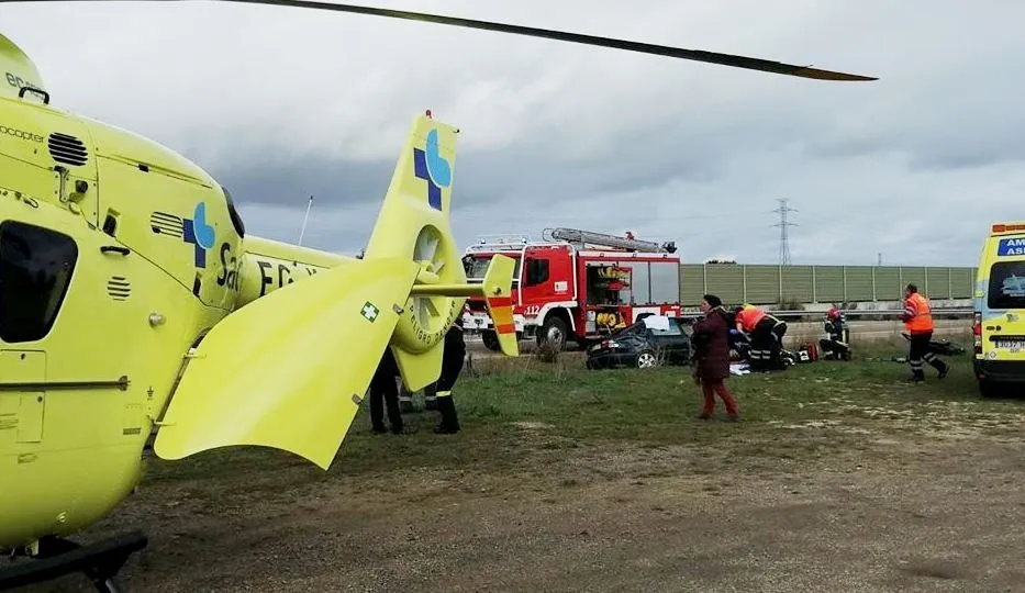 Bomberos de la Diputación tratando de liberar al herido. Foto de @helicopteromedicalizadosalam