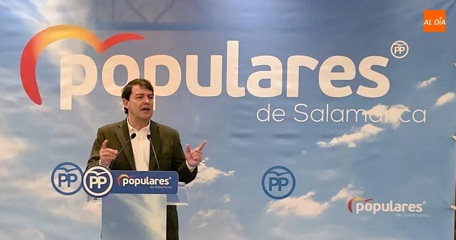 Intervención del presidente regional del PP, Alfonso Fernández Mañueco, en la comida navideña de los afiliados salmantinos. Foto de Lydia González