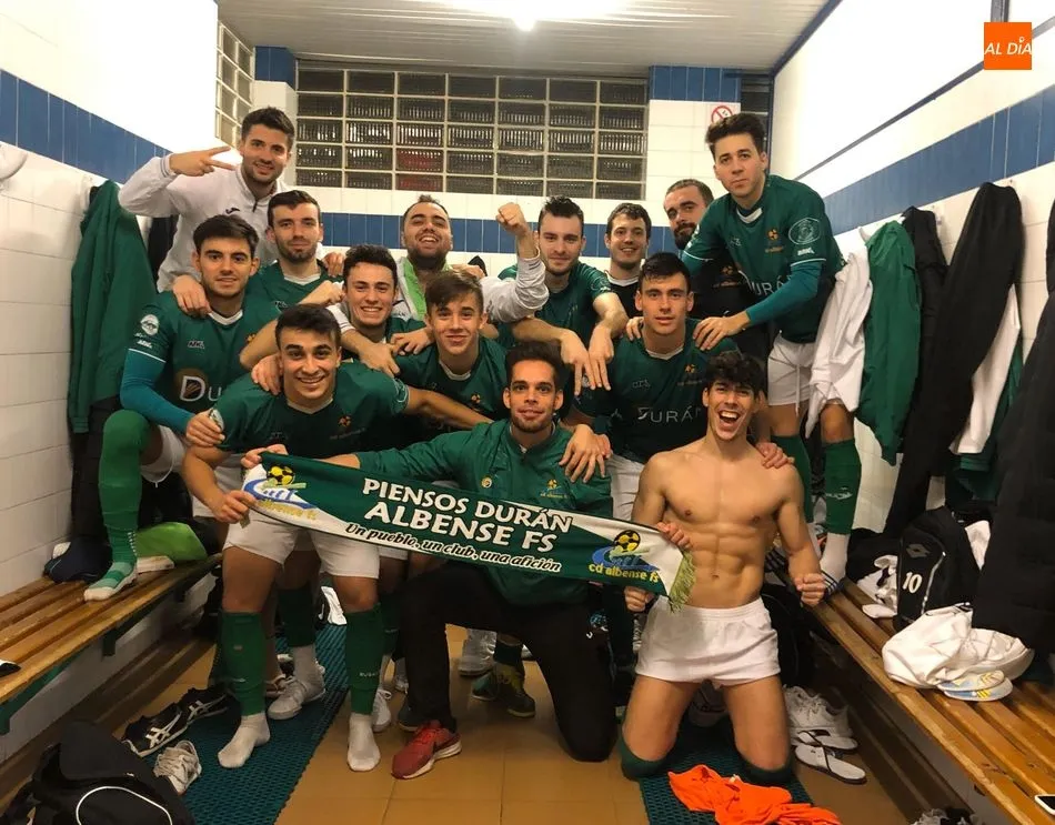 El Albense celebra el triunfo en el vestuario