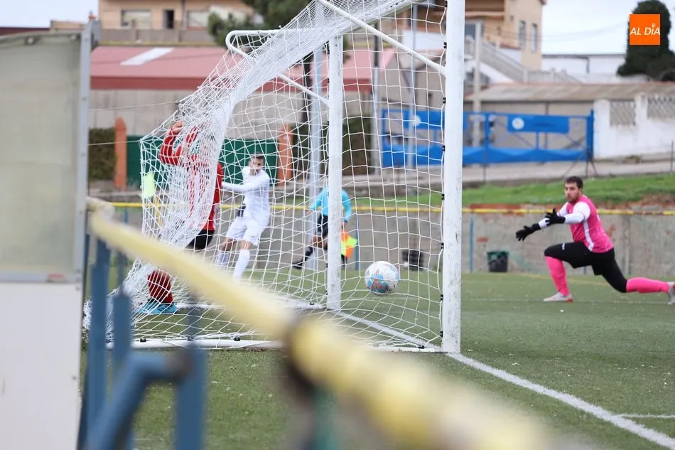 El Pizarrales encaja un gol en Los Cuernos / Lydia González