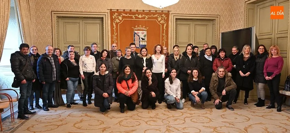 Los 65 alumnos de CEFOL recibieron sus diplomas en el Ayuntamiento de manos de Ana Suárez