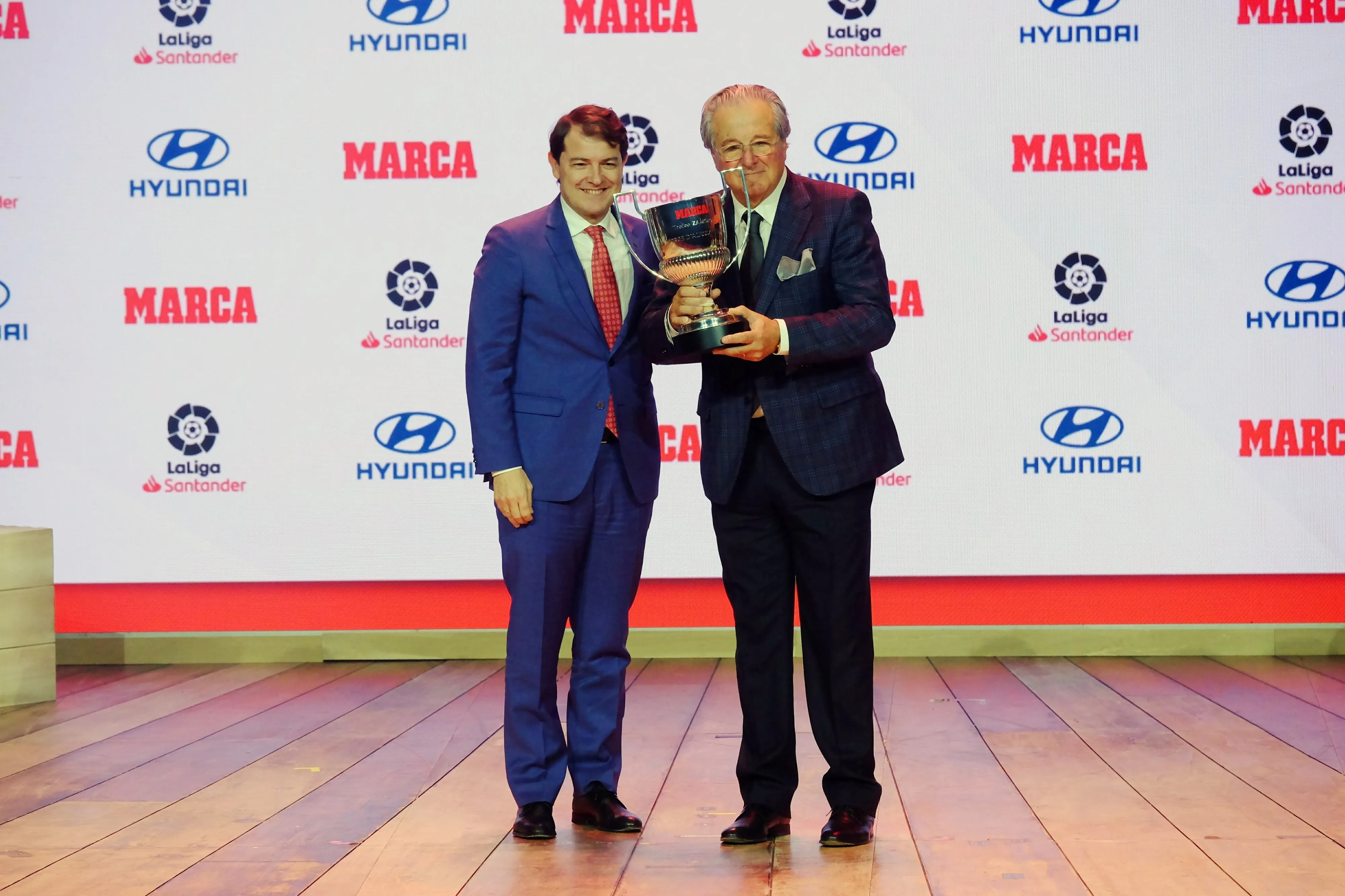 Entrega del Trofeo Zamora a D`Alessandro por parte de Alfonso Mañueco / JCYL