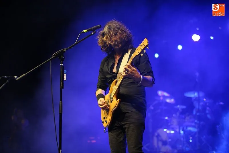 Iñaki Antón, exmiembro de Extremoduro, tocando con Inconscientes en Lagunilla en 2017