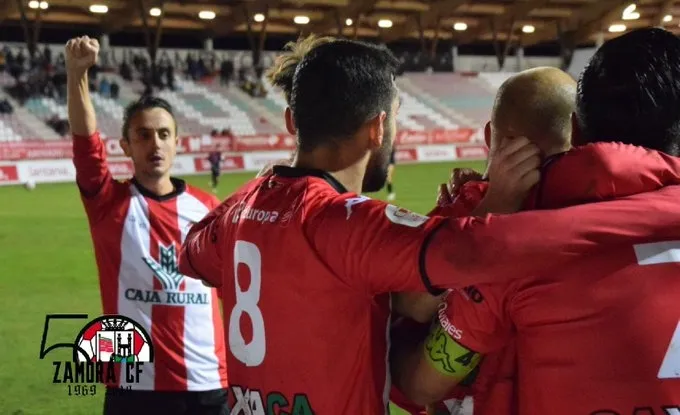 El Zamora celebra un gol ante el Sporting
