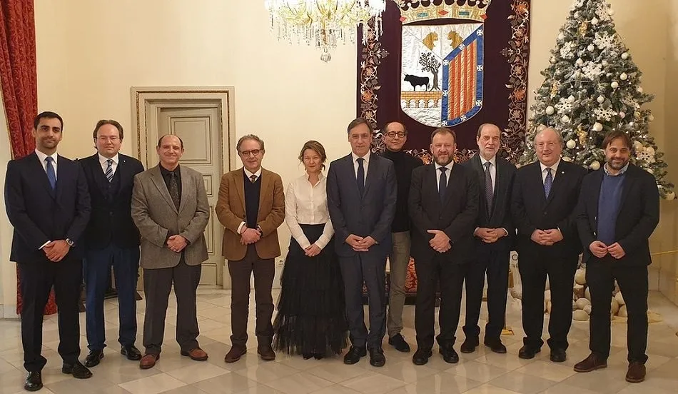 Carlos García Carbayo, alcalde de Salamanca, junto con los nuevos 12 embajadores