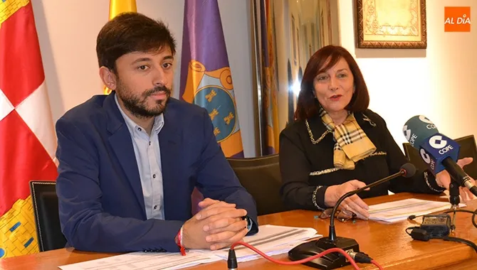 La alcaldesa Carmen Ávila y el concejal de festejos, Fran Díaz, presentaban el balance de cuentas de las Ferias y Fiestas 2019
