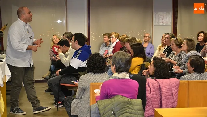 El chef Helio Flores presentaba un menú navideño en la sala de adultos de la Biblioteca
