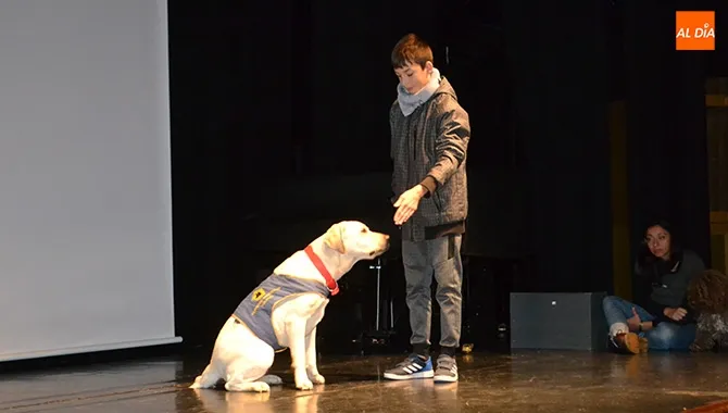 La Fundación Bocalan ofrecía una charla-exhibición junto a los perros de asistencia