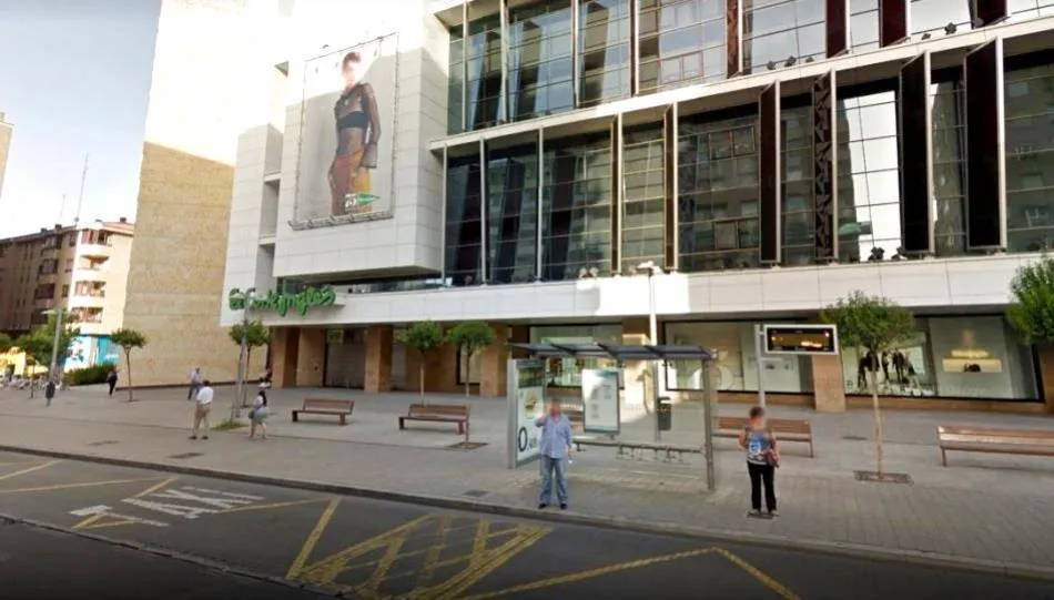 Usan un alicate para quitar las alarmas e intentar robar ropa valorada en más de 900 euros