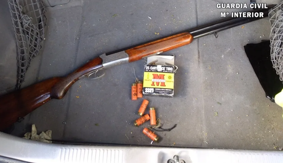 Arma que llevaba el detenido en su coche