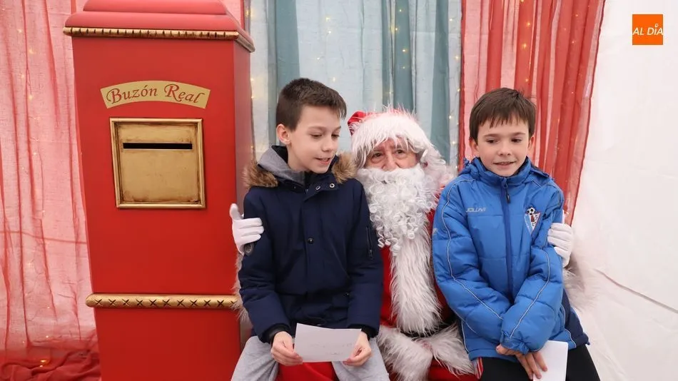 Papá Noel, con dos niños / Lydia González