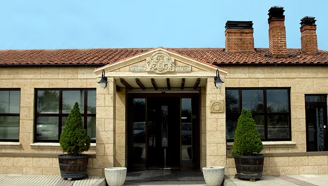 El Oso y el Madroño se encuentra en la Avenida de Salamanca 6 en Peñaranda