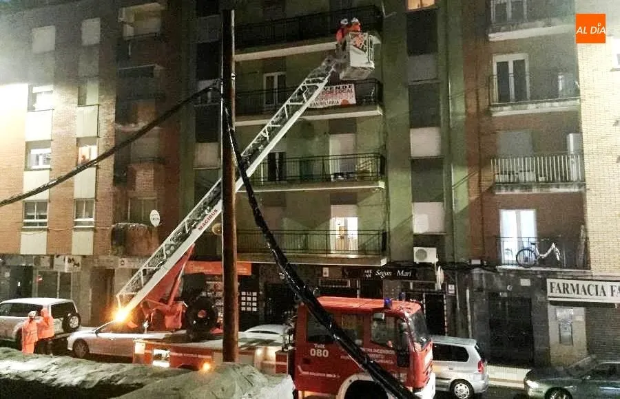 Intervención de los Bomberos, con motivo de este desprendimiento de una cornisa en la carretera de Ledesma