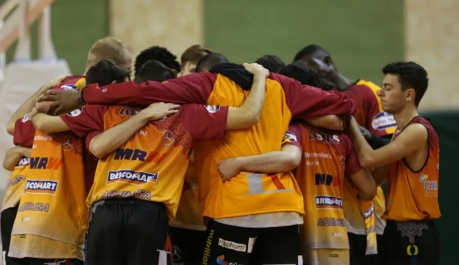 El Aquimisa hace piña en un partido / GIGANTES