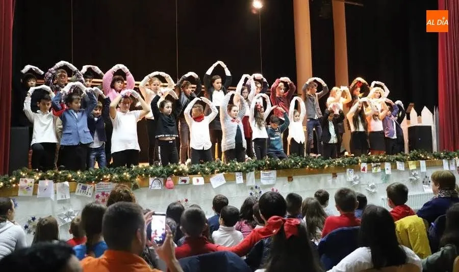 Alumnos del colegio Antonio Machado en uno de los espectáculos de su Festival de Navidad
