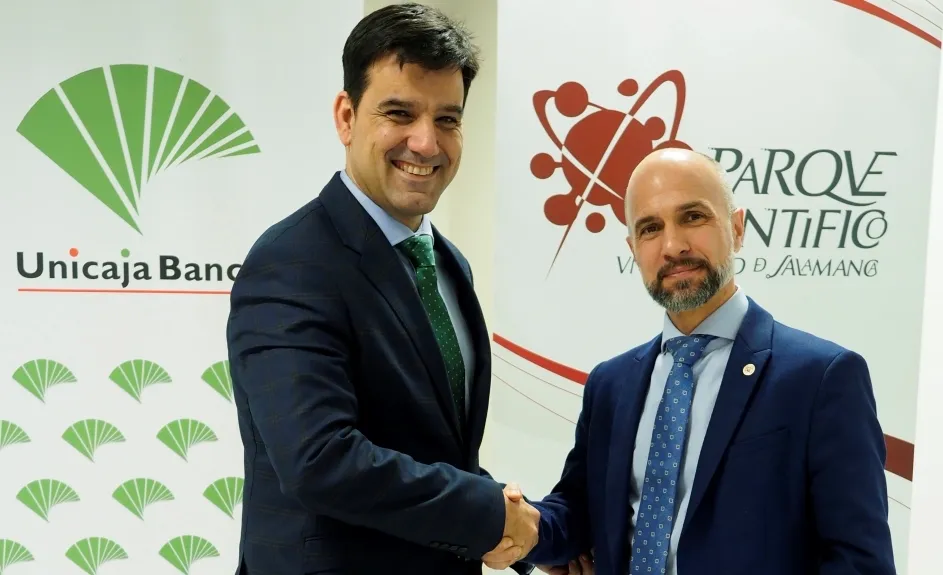 El vicerrector de Economía y director general de la Fundación Parque Científico de la USAL, Javier González Benito, a la derecha, y el director territorial de Unicaja Banco en Salamanca, Manuel Rubio