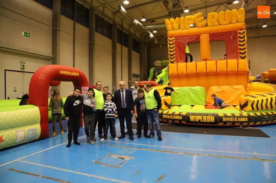 Ortiz, con varios niños / Fotos de Lydia González