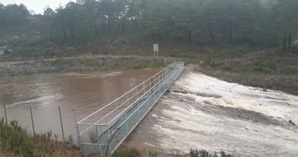 Azud de La Alberca rebosando agua. Foto: Ayto de La Alberca