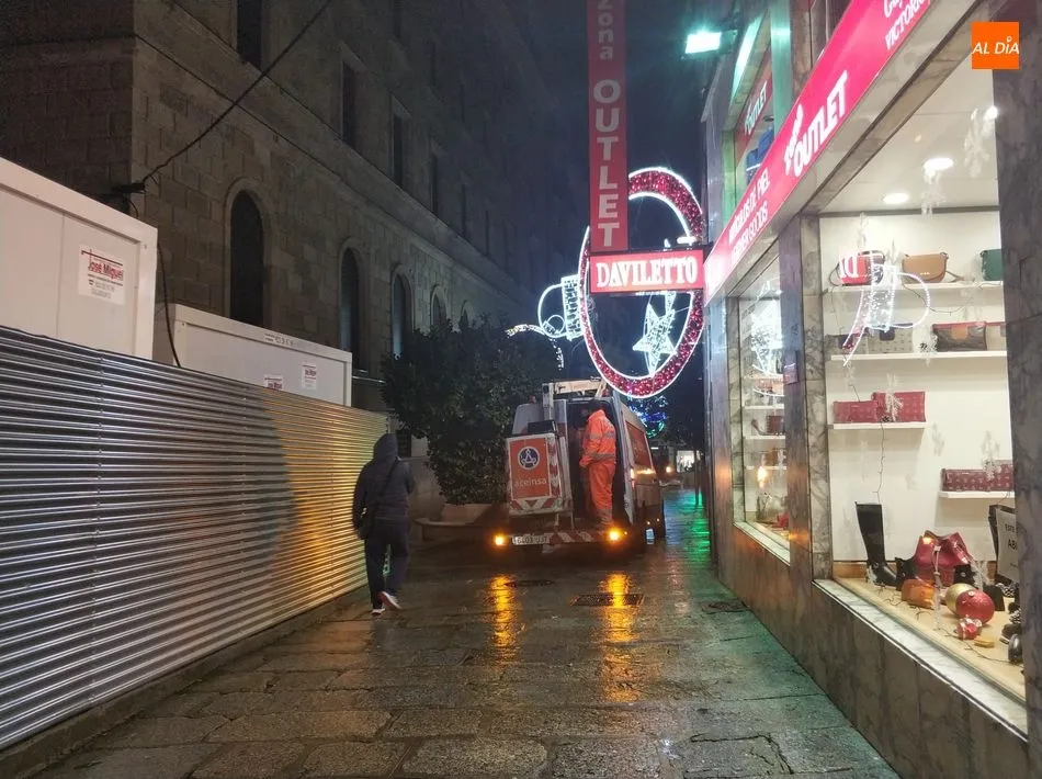 Caida de una gran bola navideña en la calle Brocense. Foto de Lydia González