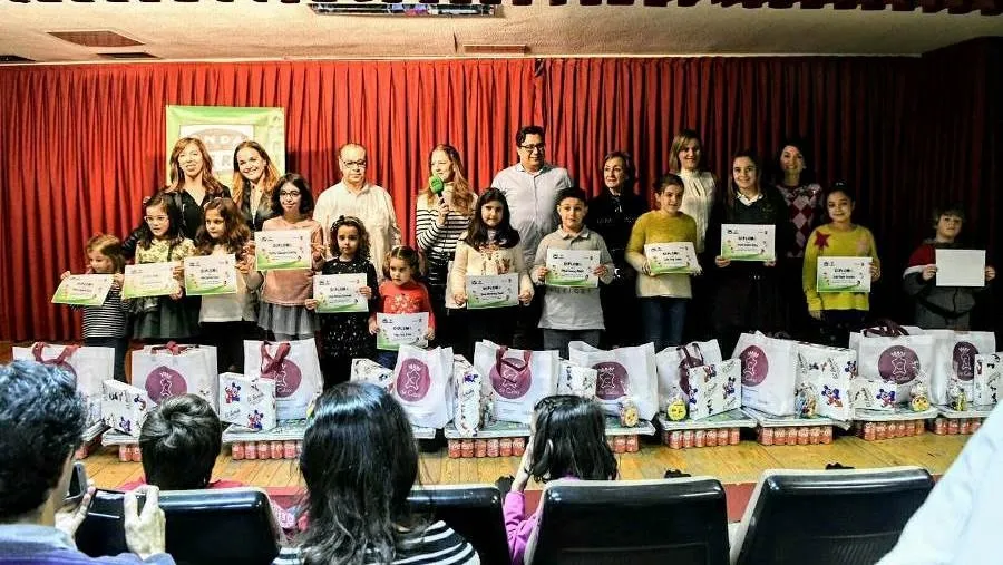 Los profesionales de Onda Cero Salamanca y los patrocinadores posaron con los ganadores de este concurso