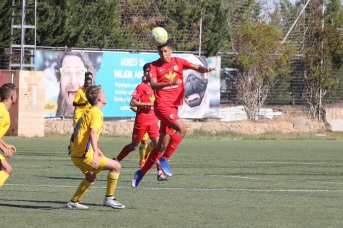 Una disputa aérea en el partido de la primera vuelta entre ambos equipos