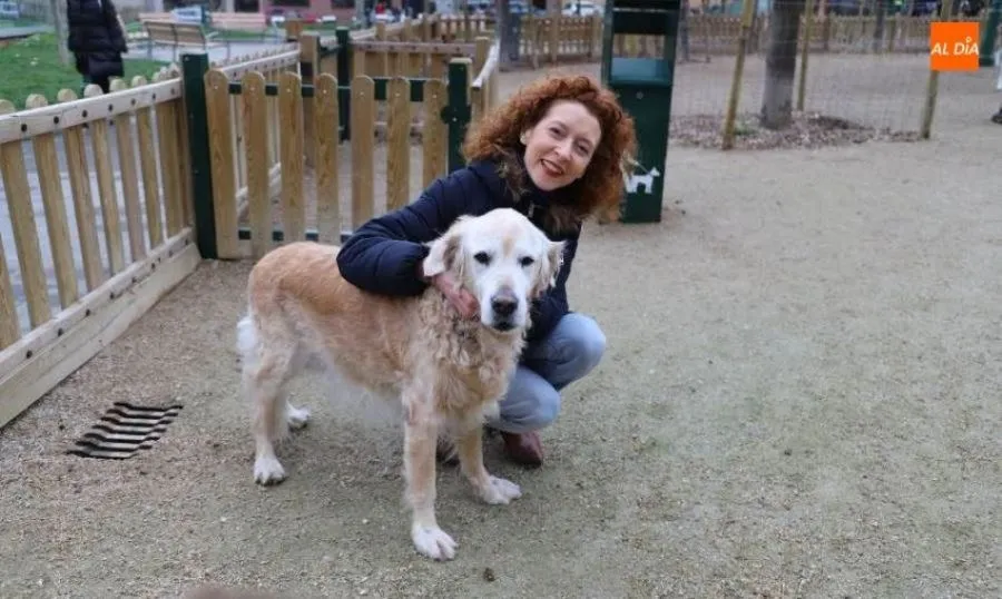 La teniente de alcalde y responsable de la Oficina de Bienestar Animal, Ana Suárez, junto a su perro. Foto de Lydia González