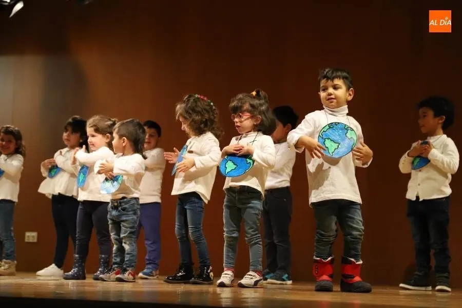 Actuación de este festival de Navidad en el Centro Socio Cultural de la plaza Trujillo. Foto de Lydia González