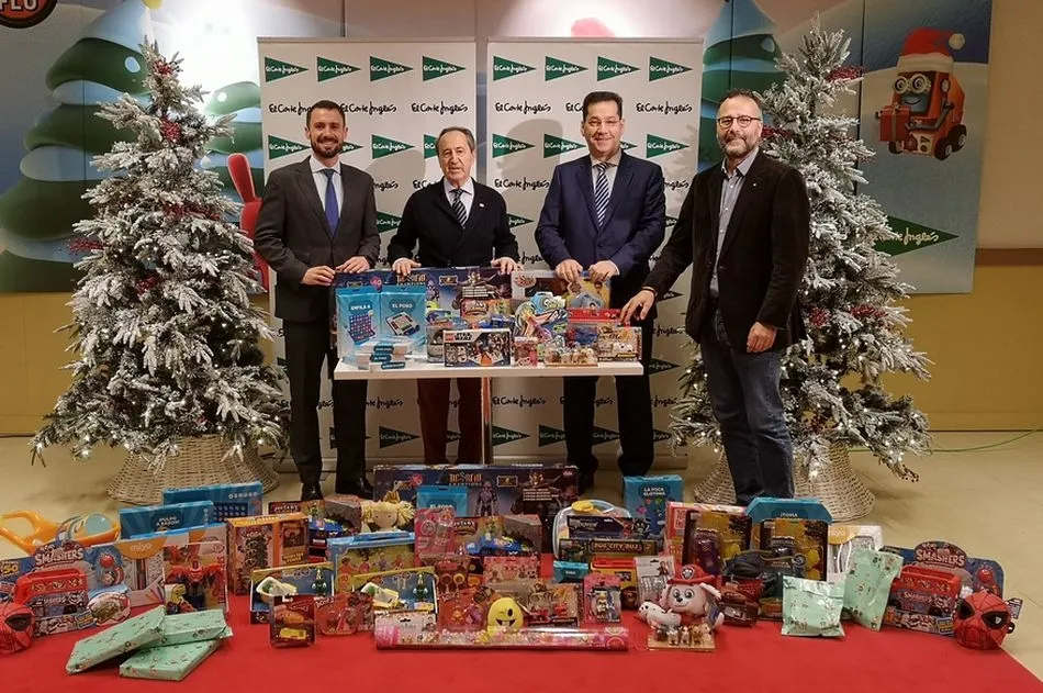 A la entrega de los juguetes han acudido, por parte de Cruz Roja Salamanca, su Presidente Provincial, Jesús Juanes Galindo, y el Coordinador Provincial, Javier Vicente de la Pompa. Por parte de El Corte Inglés de Salamanca han asistido su Director, Floren