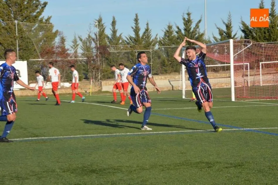 Juanan celebra un gol con el Zamora